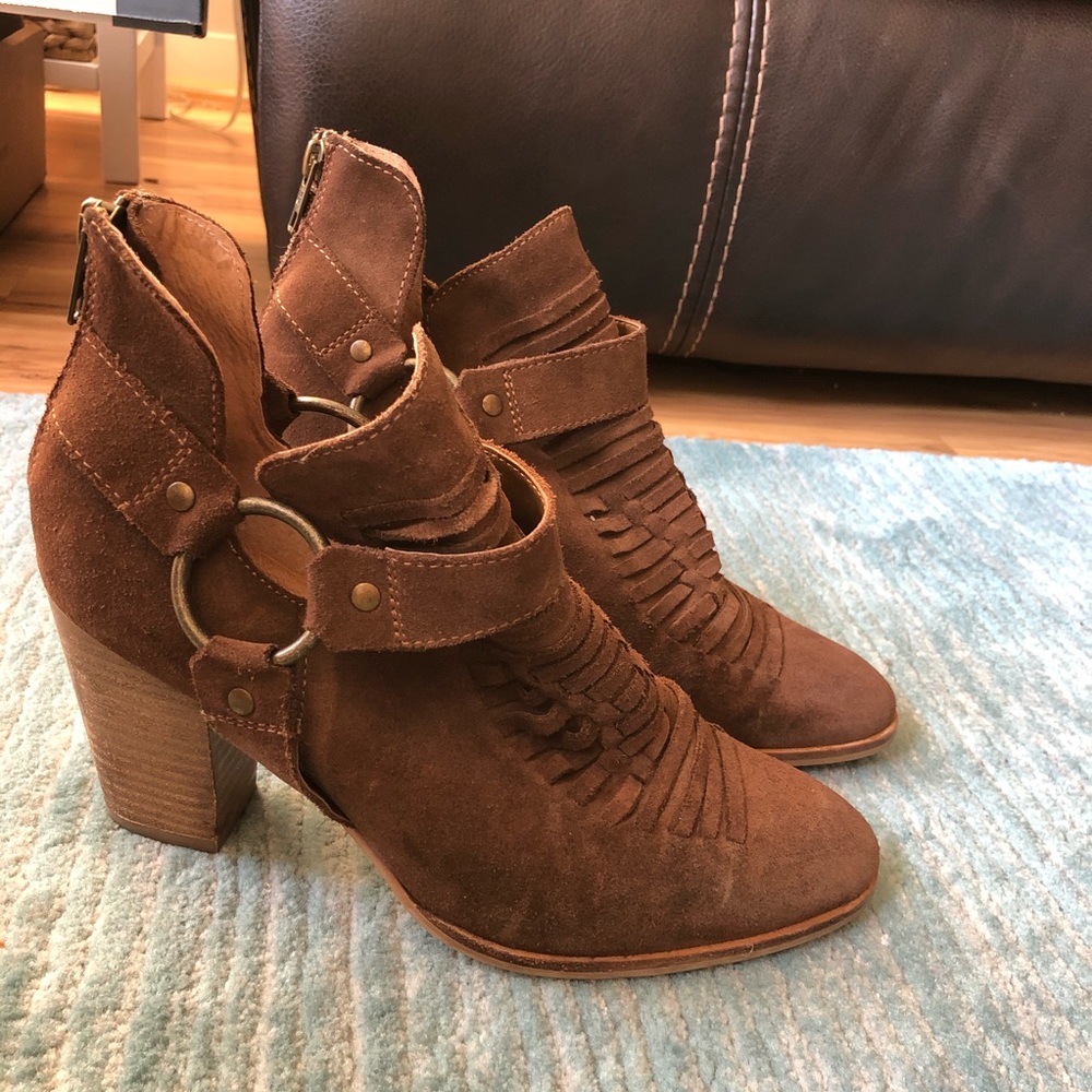Ariat Unbridled collection leather booties